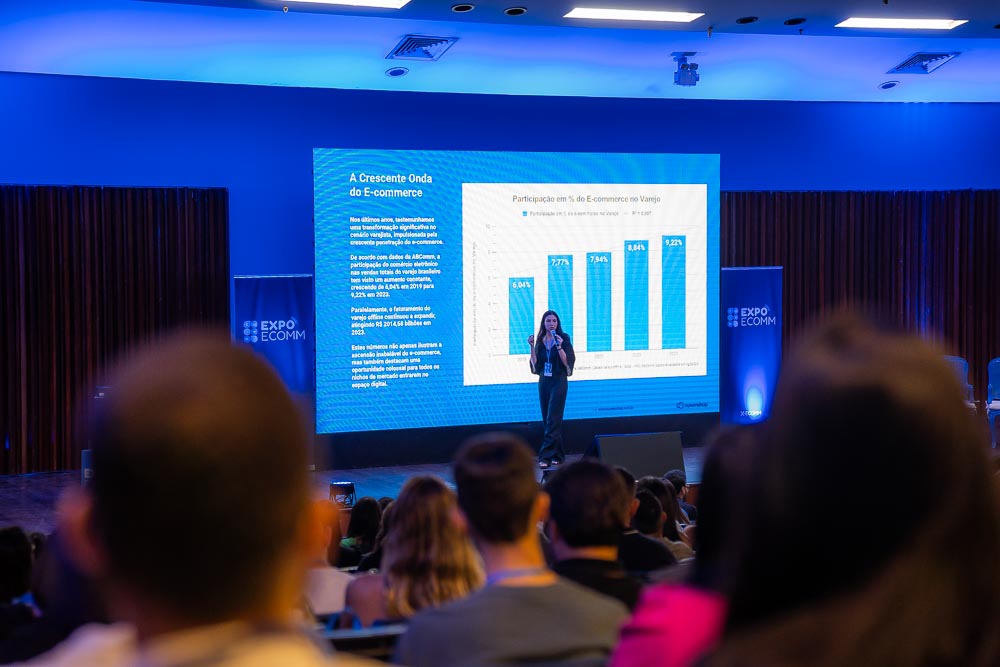 Babi Tonhela palestrando — palestrante de e-commerce no Brasil